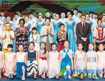 “第一夫人”彭丽媛进校园宣传艾滋病结核病防治