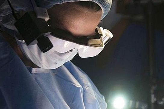 这款眼镜可助医生在手术中辨别癌细胞