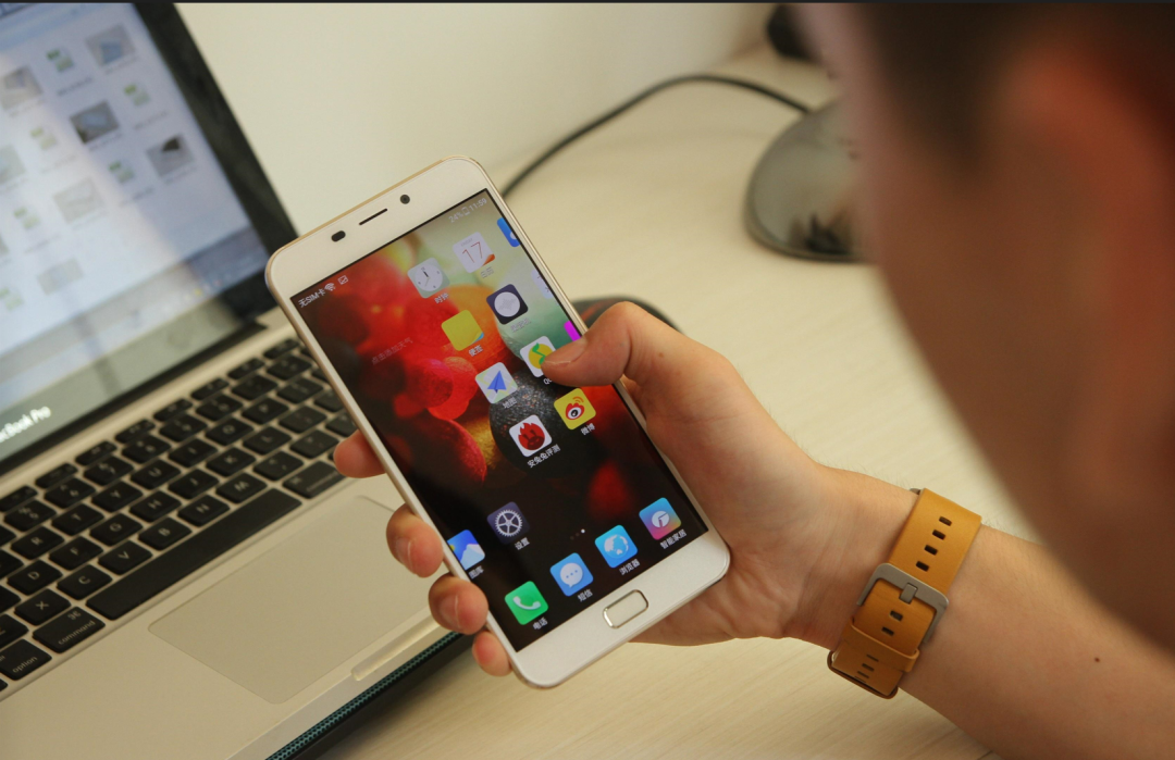 多看手机也会助长皱纹？慢性蓝光加速衰老，损害能量代谢及神经递质水平