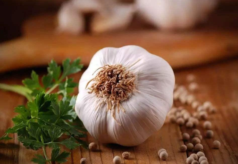 吃大蒜可防治胃癌！北大长达22年研究显示，长年吃大蒜，胃癌死亡风险降低34%